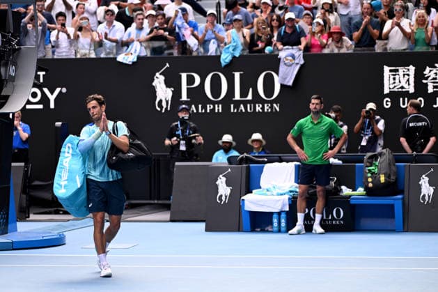 TENNIS AUSTRALIAN OPEN, Lorenzo Musetti of Italy leaves the court after retiring injured during the men™s quarterfinals against Novak Djokovic of Serbia on day 11 of the 2026 Australian Open tennis tournament at Melbourne Park in Melbourne, Wednesday, January 22, 2026. ( NO ARCHIVING MELBOURNE VICTORIA AUSTRALIA  Copyright: xJAMESxROSSx 20260128175046495327