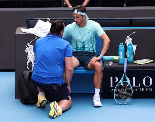 Lorenzo Musetti receiving treatment during his quarter final match Australian Open tennis tournament, Day Eleven, Melbourne Park, Australia - 28 Jan 2026Melbourne Melbourne Park Victoria (VIC) Australia  Copyright: xEllaxLing Shutterstockx 16403681df