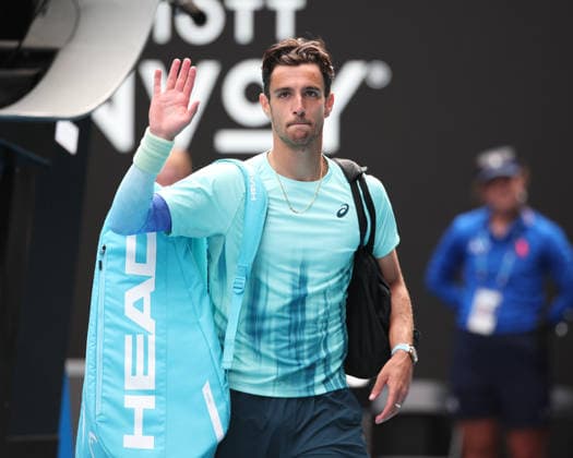 Lorenzo Musetti (ITA) verabschiedet sich, von den Zuschauern, Fans nach seiner Aufgabe wegen einer Verletzung, Australian Open 2026 Melbourne Park, Melbourne, Victoria, Australia.. Copyright: xJuergenxHasenkopfx