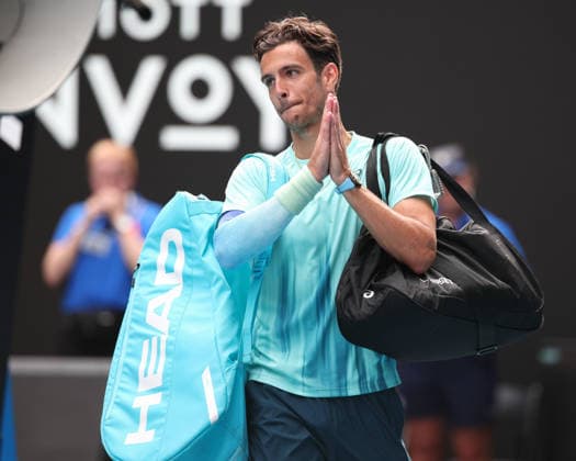 Lorenzo Musetti (ITA) verabschiedet sich, von den Zuschauern, Fans nach seiner Aufgabe wegen einer Verletzung, Australian Open 2026 Melbourne Park, Melbourne, Victoria, Australia.. Copyright: xJuergenxHasenkopfx