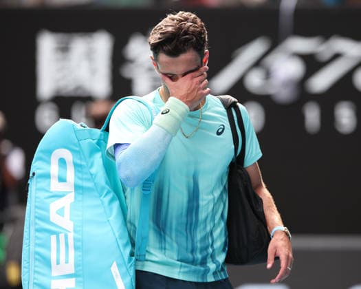 Lorenzo Musetti (ITA) verlaesst den Platz nach seiner Aufgabe wegen einer Verletzung, Australian Open 2026 Melbourne Park, Melbourne, Victoria, Australia.. Copyright: xJuergenxHasenkopfx