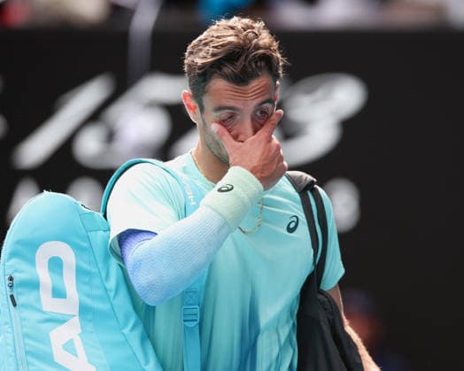 Lorenzo Musetti (ITA) verlaesst den Platz nach seiner Aufgabe wegen einer Verletzung, Australian Open 2026 Melbourne Park, Melbourne, Victoria, Australia.. Copyright: xJuergenxHasenkopfx