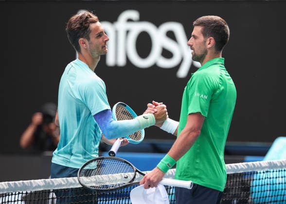 Lorenzo Musetti (ITA) verabschiedet sich von Novak Djokovic nach seiner Aufgabe wegen einer Verletzung, Australian Open 2026 Melbourne Park, Melbourne, Victoria, Australia.. Copyright: xJuergenxHasenkopfx