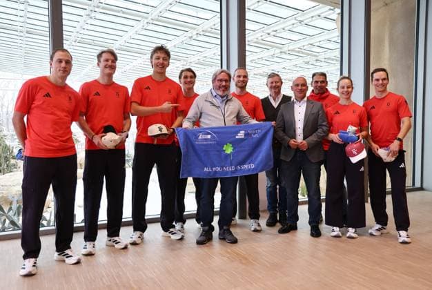 Verabschiedung der Olympiateilnehmer 2026 27.01.2026, Erfurt, egapark, Danakil, Verabschiedung der Thueringer Wintersportler, die an den Olympischen Winterspielen 2026 in Mailand und Cortina teilnehmen im Bild: Hendrik Dombek (Eisschnelllauf, Muenchener Eislauf Verein, Fridtjof Petzold (Eisschnelllauf, Crimmitschauer Polizeisportverein), Finn Sonnekalb (Eisschnelllauf, ESC Erfurt), Moritz Klein (Eisschnelllauf, ESC Erfurt), Marian Thoms (Vorstand ESC GF), Patrick Beckert (Eisschnelllauf, ESC Erfurt), Praesident des ESC Michael Schneider, Oberbuergermeister der Stadt Erfurt Andreas Horn, Team-Arzt Dr. Gerald Lutz, Sophie Warmuth (Eisschnelllauf, ESC Erfurt) und Felix Maly (Eisschnelllauf, ESC Erfurt) *** Farewell to the 2026 Olympic participants 27 01 2026, Erfurt, egapark, Danakil, Farewell to the Thuringian winter athletes participating in the 2026 Winter Olympics in Milan and Cortina in the picture Hendrik Dombek speed skating, Muenchener Eislauf Verein, Fridtjof Petzold speed skating, Crimmitschauer Polizeisportverein , Finn Sonnekalb speed skating, ESC Erfurt , Moritz Klein speed skating, ESC Erfurt , Marian Thoms board ESC GF , Patrick Beckert speed skating, ESC Erfurt , president of the ESC Michael Schneider, mayor of the city of Erfurt Andreas Horn, team doctor Dr. Gerald Lutz, Sophie Warmuth speed skating, ESC Erfurt and Felix Maly speed skating, ESC Erfurt