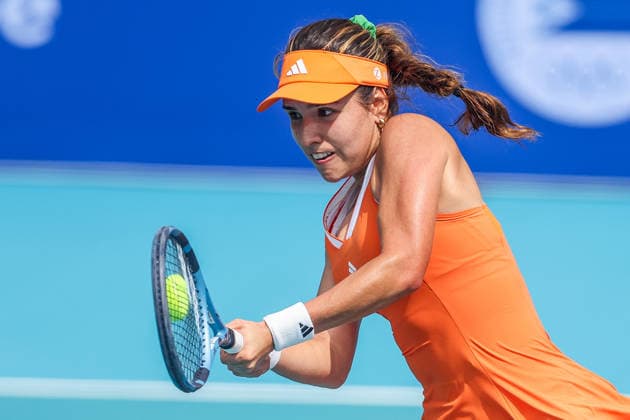 (260128) -- MANILA, Jan. 28, 2026 -- Camila Osorio hits a return during the women s singles round of 16 match between Camila Osorio of Colombia and Hontama Mai of Japan at the WTA, Tennis Damen Philippine Women s Open in Manila, the Philippines, Jan. 28, 2026. ) (SP)PHILIPPINES-MANILA-WTA PHILIPPINE WOMEN S OPEN RouellexUmali 