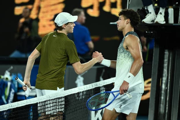 TENNIS AUSTRALIAN OPEN, Jannik Sinner of Italy is congratulated on his win in the men™s Quarterfinal by opponent Ben Shelton of the USA on day 11 of the 2026 Australian Open tennis tournament at Melbourne Park in Melbourne, Wednesday, January 28, 2026. ( NO ARCHIVING MELBOURNE VICTORIA AUSTRALIA  Copyright: xJOELxCARRETTx 20260128197421557468