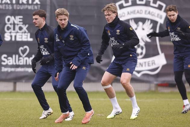 DEVENTER , 28-01-2026 , Stadium De Adelaarshorst , season 2025 2026 , UEFA Europa League League phase . Training before the Europa League match between Go Ahead Eagles and SC Braga, Picture shows GA Eagles player Calvin Twigt GA Eagles player Giovanni van Zwam GA Eagles player Soren Tengstedt Training before Go Ahead Eagles - Braga  x201132236x Copyright: