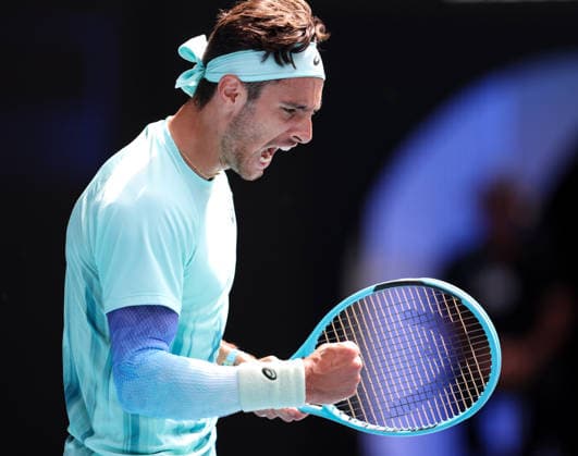 (260128) -- MELBOURNE, Jan. 28, 2026 -- Lorenzo Musetti of Italy reacts during the men s singles quarterfinal match between Novak Djokovic of Serbia and Lorenzo Musetti of Italy at the Australian Open tennis tournament in Melbourne, Australia, Jan. 28, 2026. ) (SP)AUSTRALIA-MELBOURNE-TENNIS-AUSTRALIAN OPEN-MEN S SINGLES-QUARTERFINALS MaxPing 