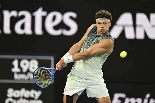 Australian Open 2026 - Quarterfinals MELBOURNE, AUSTRALIA - JANUARY 28: Ben Shelton (USA) in action against Jannik Sinner (ITA) (not seen) during the Quarterfinals at the Australian Open grand slam tennis tournament at Melbourne Park in Melbourne, Australia on January 28, 2026 Mark Avellino Anadolu Melbourne Australia. Editorial use only. Please get in touch for any other usage.  Copyright: x2026xAnadoluxMarkxAvellinox