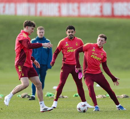 Nottingham Forest Training & press conference, PK, Pressekonferenz Elliot Anderson of Nottingham Forest and Ryan Yates of Nottingham Forest and Morgan Gibbs-White of Nottingham Forest during the Nottingham Forest Training Session ahead of the Europa League Game at Nigel Doughty Academy, Nottingham 28 01 2026 UK Newspapers OUT Copyright: xAndyxSumnerx FIL-22874-0023