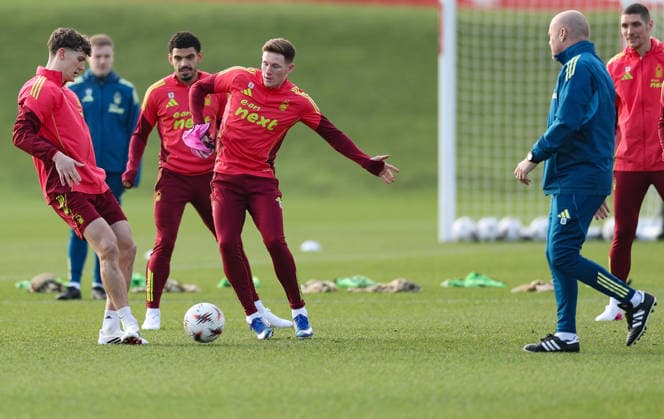 Nottingham Forest Training & press conference, PK, Pressekonferenz Elliot Anderson of Nottingham Forest and Ryan Yates of Nottingham Forest and Morgan Gibbs-White of Nottingham Forest watched by Sean Dyche the manager of Nottingham Forest during the Nottingham Forest Training Session ahead of the Europa League Game at Nigel Doughty Academy, Nottingham 28 01 2026 UK Newspapers OUT Copyright: xAndyxSumnerx FIL-22874-0024