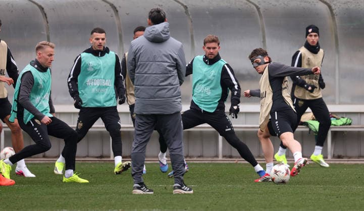 2026,01,28, Stuttgart, Fußball UEFA Europa League, Saison 2025-2026, VfB Stuttgart, Training, rechts Ramon Hendriks mit Maske