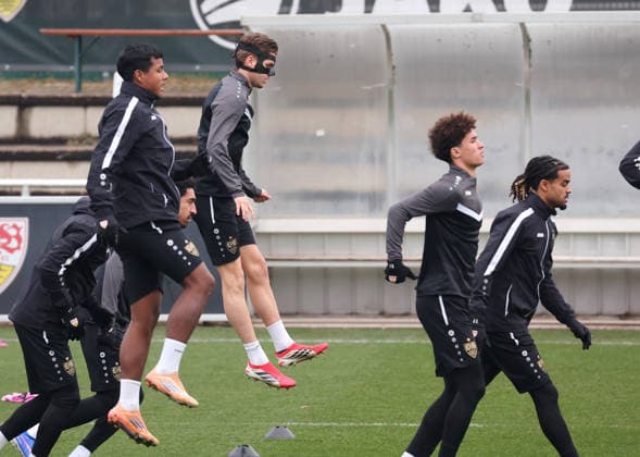 2026,01,28, Stuttgart, Fußball UEFA Europa League, Saison 2025-2026, VfB Stuttgart, Training, Jeremy Arevalo, Ramon Hendriks mit Maske,