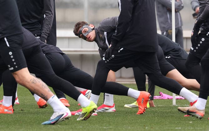 2026,01,28, Stuttgart, Fußball UEFA Europa League, Saison 2025-2026, VfB Stuttgart, Training, Ramon Hendriks mit Maske