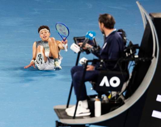 (260128) -- MELBOURNE, Jan. 28, 2026 -- Ben Shelton reacts during the men s singles quarterfinal match between Ben Shelton of the United States and Jannik Sinner of Italy at the Australian Open tennis tournament in Melbourne, Australia, Jan. 28, 2026. (Photo by Xinhua) (SP)AUSTRALIA-MELBOURNE-TENNIS-AUSTRALIAN OPEN-MEN S SINGLES-QUARTERFINALS HuxJingchen 