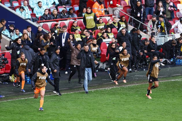 Gotham FC v SC Corinthians 28 January 2026, London - FIFA Womens Champions Cup - Semi Final - Gotham FC v SC Corinthians - Corinthians manager Lucas Piccinato and the Corinthians substitutes run on to the pitch in celebration as the full time whistle is blown - Photo: Jacques Feeney Offside. London UK Copyright: xJacquesxFeeneyx xOffsidexOffside