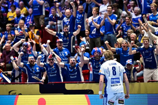 MALMÖ, SVERIGE 20260128 Iceland s Bjarki Mar Elisson celebrates with the fans during the 2026 EHF European Men s Handball Championship (the EHF Euro 2026) main round match between Slovenia and Iceland at Malmö Arena, in Malmö, Sweden, on January 28, 2026. MALMÖ SVERIGE x50090x
