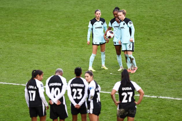Gotham FC v SC Corinthians 28 January 2026, London - FIFA Womens Champions Cup - Semi Final - Gotham FC v SC Corinthians - Sarah Schupansky of Gotham, Emily Sonnett of Gotham and Jaedyn Shaw of Gotham stand over the ball before taking a free kick - Photo: Jacques Feeney Offside. London UK Copyright: xJacquesxFeeneyx xOffsidexOffside