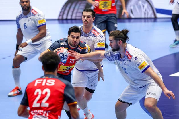 28.01.2026, Handball, Men s EHF EURO 2026, Spanien - Portugal, Jyske Bank Boxen in Herning, Dänemark, Main Round: Natan Antonio Suarez Diaz (Espania 33) im Zweikampf gegen Luis Diogo Sousa Frade (Portugal 82) Dänemark