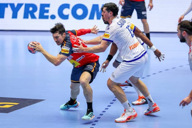 28.01.2026, Handball, Men s EHF EURO 2026, Spanien - Portugal, Jyske Bank Boxen in Herning, Dänemark, Main Round: Alex Dujshebaev Dovichebaeva (Espania 10) im Zweikampf gegen Rocha Nogueira (Portugal 13) Dänemark