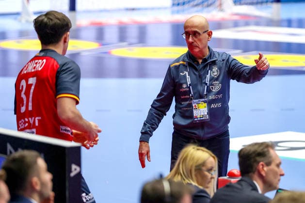28.01.2026, Handball, Men s EHF EURO 2026, Spanien - Portugal, Jyske Bank Boxen in Herning, Dänemark, Main Round: Victor Romero Holguin (Espania 37) neben Headcoach Jordi Ribera Romans (Espania hc) gestikulierend am Spielfeldrand Dänemark