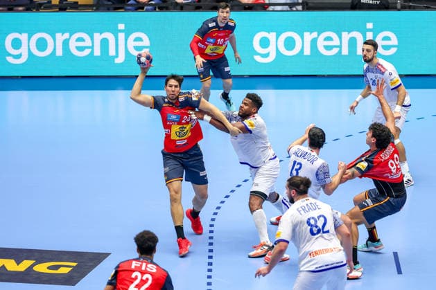28.01.2026, Handball, Men s EHF EURO 2026, Spanien - Portugal, Jyske Bank Boxen in Herning, Dänemark, Main Round: Alex Dujshebaev Dovichebaeva (Espania 10) im Zweikampf gegen Victor Manuel Iturriza Alvarez (Portugal 08) Dänemark
