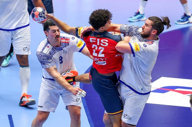 28.01.2026, Handball, Men s EHF EURO 2026, Spanien - Portugal, Jyske Bank Boxen in Herning, Dänemark, Main Round: Marcos Fis Ballester (Espania 22) im Zweikampf gegen Luis Diogo Sousa Frade (Portugal 82) Rocha Nogueira (Portugal 13) Dänemark