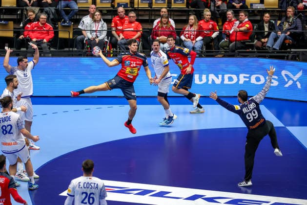 28.01.2026, Handball, Men s EHF EURO 2026, Spanien - Portugal, Jyske Bank Boxen in Herning, Dänemark, Main Round: Daniel Dujshebaev Dovichebaeva (Espania 24) wirft auf das Tor von Diogo Pires Andrade Heliodoro Valerio (Portugal 99) Dänemark