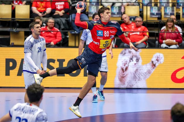 28.01.2026, Handball, Men s EHF EURO 2026, Spanien - Portugal, Jyske Bank Boxen in Herning, Dänemark, Main Round: Ian Barrufet Torrebejano (Espania 80) wirft den Ball auf das Tor Dänemark