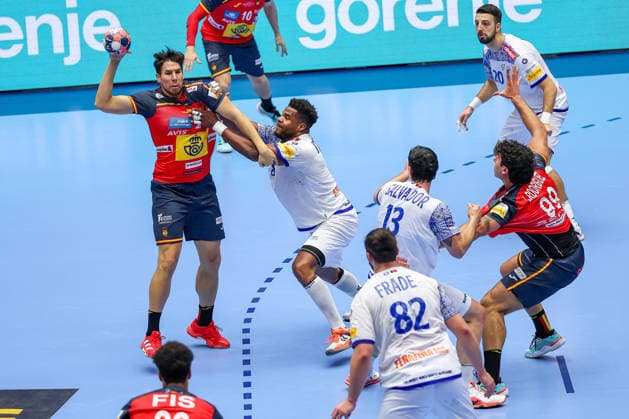28.01.2026, Handball, Men s EHF EURO 2026, Spanien - Portugal, Jyske Bank Boxen in Herning, Dänemark, Main Round: Alex Dujshebaev Dovichebaeva (Espania 10) im Zweikampf gegen Victor Manuel Iturriza Alvarez (Portugal 08) Dänemark