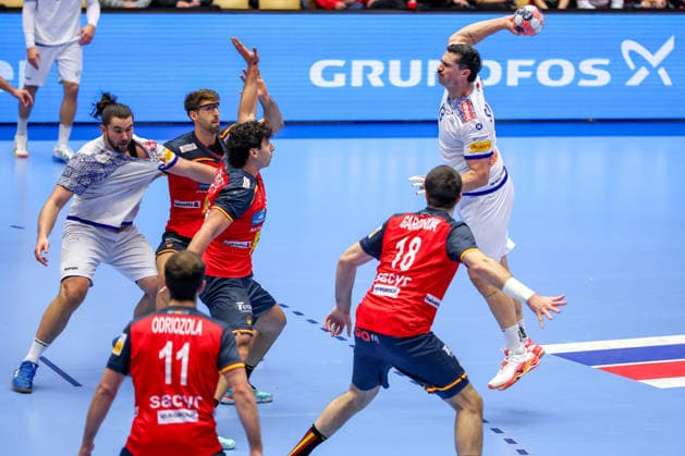 28.01.2026, Handball, Men s EHF EURO 2026, Spanien - Portugal, Jyske Bank Boxen in Herning, Dänemark, Main Round: Rocha Nogueira (Portugal 13) wirft den Ball auf das Tor Dänemark