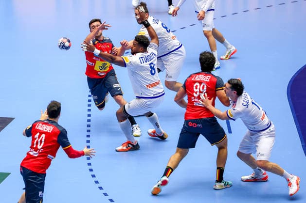 28.01.2026, Handball, Men s EHF EURO 2026, Spanien - Portugal, Jyske Bank Boxen in Herning, Dänemark, Main Round: Jan Gurri Aregay (Espania 07) Alex Dujshebaev Dovichebaeva (Espania 10) Javier Rodriguez Moreno (Espania 99) im Angriff gegen Victor Manuel Iturriza Alvarez (Portugal 08) Luis Diogo Sousa Frade (Portugal 82) Rocha Nogueira (Portugal 13) Dänemark