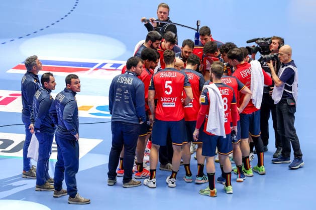 28.01.2026, Handball, Men s EHF EURO 2026, Spanien - Portugal, Jyske Bank Boxen in Herning, Dänemark, Main Round: Auszeit die Mannschaft steht zusammen Mannschaftskreis Dänemark