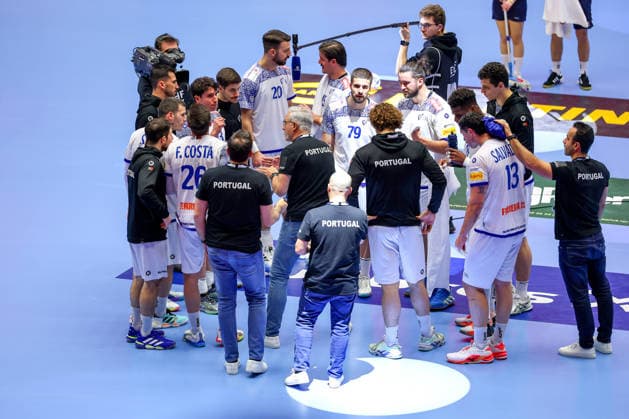 28.01.2026, Handball, Men s EHF EURO 2026, Spanien - Portugal, Jyske Bank Boxen in Herning, Dänemark, Main Round: Auszeit die Mannschaft steht zusammen Mannschaftskreis Dänemark