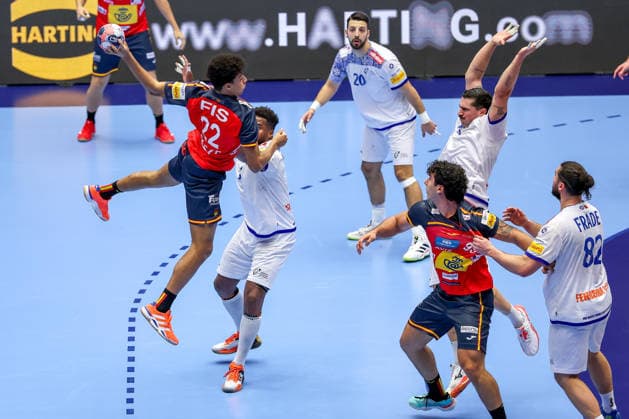 28.01.2026, Handball, Men s EHF EURO 2026, Spanien - Portugal, Jyske Bank Boxen in Herning, Dänemark, Main Round: xw22 wirft den Ball auf das Tor vorbei an Agustin Casado Marcelo (Espania 08) Pablo Guijarro Moreno (Espania 13) Dänemark