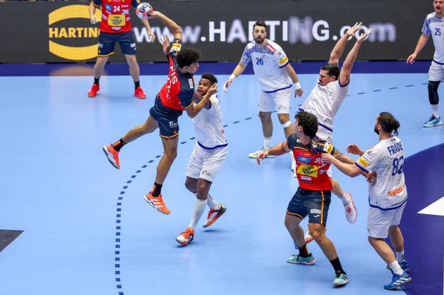 28.01.2026, Handball, Men s EHF EURO 2026, Spanien - Portugal, Jyske Bank Boxen in Herning, Dänemark, Main Round: xw22 wirft den Ball auf das Tor vorbei an Agustin Casado Marcelo (Espania 08) Pablo Guijarro Moreno (Espania 13) Dänemark