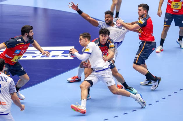 28.01.2026, Handball, Men s EHF EURO 2026, Spanien - Portugal, Jyske Bank Boxen in Herning, Dänemark, Main Round: Francisco Mota Costa (Portugal 26) im Zweikampf gegen Javier Rodriguez Moreno (Espania 99) Dänemark