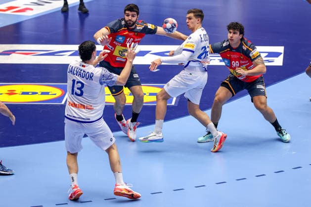 28.01.2026, Handball, Men s EHF EURO 2026, Spanien - Portugal, Jyske Bank Boxen in Herning, Dänemark, Main Round: Rocha Nogueira (Portugal 13) Francisco Mota Costa (Portugal 26) im Zweikampf gegen Imanol Garciandia Alustiza (Espania 18) Javier Rodriguez Moreno (Espania 99) Dänemark