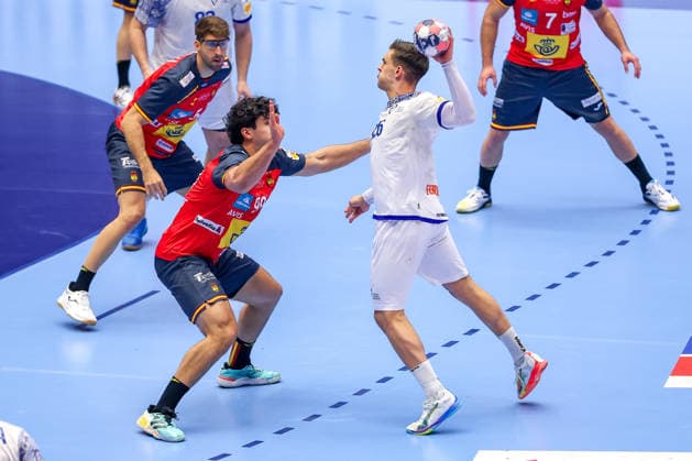 28.01.2026, Handball, Men s EHF EURO 2026, Spanien - Portugal, Jyske Bank Boxen in Herning, Dänemark, Main Round: Javier Rodriguez Moreno (Espania 99) Antonio Serradilla Cuenca (Espania 05) verteidigen gegen Diogo Leitao RÃªma Marques (Portugal 16) Dänemark