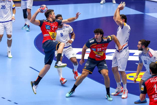 28.01.2026, Handball, Men s EHF EURO 2026, Spanien - Portugal, Jyske Bank Boxen in Herning, Dänemark, Main Round: Jan Gurri Aregay (Espania 07) wirft den Ball auf das Tor vorbei an Rocha Nogueira (Portugal 13) Dänemark
