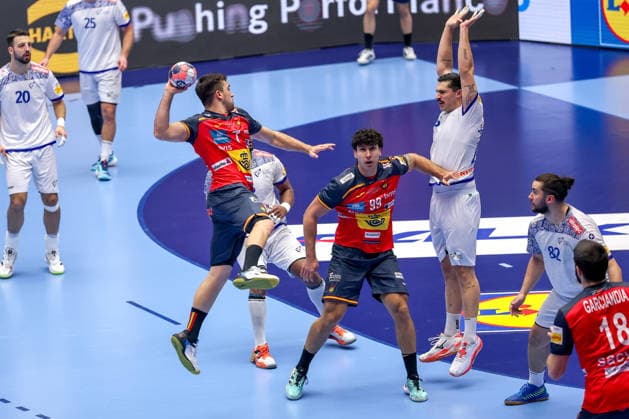 28.01.2026, Handball, Men s EHF EURO 2026, Spanien - Portugal, Jyske Bank Boxen in Herning, Dänemark, Main Round: Jan Gurri Aregay (Espania 07) wirft den Ball auf das Tor vorbei an Rocha Nogueira (Portugal 13) Dänemark