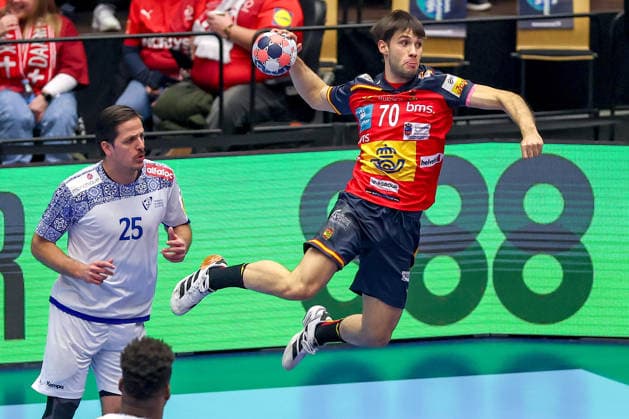 28.01.2026, Handball, Men s EHF EURO 2026, Spanien - Portugal, Jyske Bank Boxen in Herning, Dänemark, Main Round: Daniel Fernandez Jimenez (Espania 70) wirft den Ball auf das Tor Dänemark