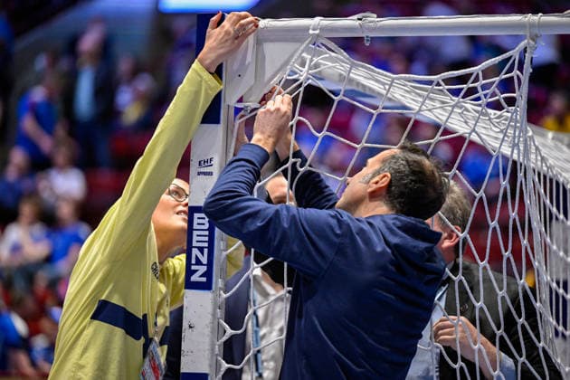 The handball goal net is being adjusted during the 2026 EHF European Men s Handball Championship (the EHF Euro 2026) main round match between Slovenia and Iceland at Malmö Arena, in Malmö, Sweden, on January 28, 2026. MALMÖ SWEDEN x50090x