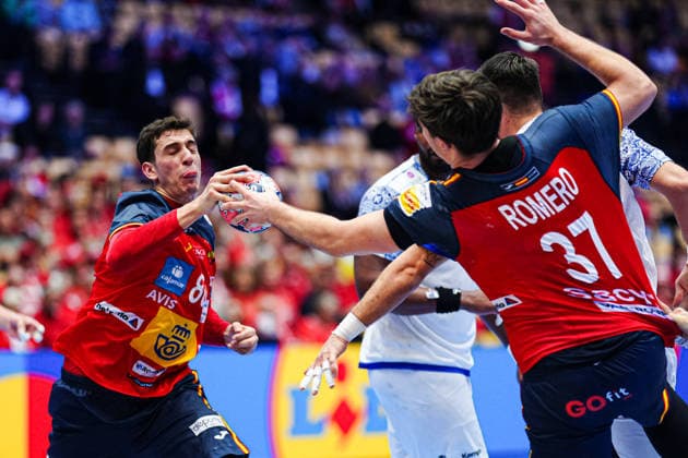 Ian Barrufet (Spanien, 80) und Victor Romero (Spanien, 37) greifen gleichzeitig nach dem Ball DEN, Spanien vs. Portugal, Handball, EHF Europameisterschaft 2026, Hauptrunde, Spieltag 4, 28.01.2026 DEN, Spanien vs. Portugal, Handball, EHF Europameisterschaft 2026, Hauptrunde, Spieltag 4, 28.01.2026 Herning Copyright: xEibner-Pressefoto MarcelxvonxFehrnx EP_MFN