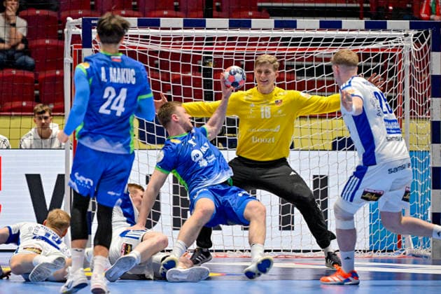 MALMÖ, SVERIGE 20260128 Crowded in front of Icelands goalkeeper Viktor Gisli Hallgrimsson during the 2026 EHF European Men s Handball Championship (the EHF Euro 2026) main round match between Slovenia and Iceland at Malmö Arena, in Malmö, Sweden, on January 28, 2026. MALMÖ SVERIGE x50090x
