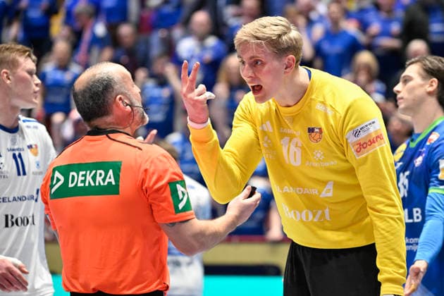 MALMÖ, SVERIGE 20260128 Iceland s goalkeeper Viktor Gisli Hallgrimsson speaks with the referee during the 2026 EHF European Men s Handball Championship (the EHF Euro 2026) main round match between Slovenia and Iceland at Malmö Arena, in Malmö, Sweden, on January 28, 2026. MALMÖ SVERIGE x50090x