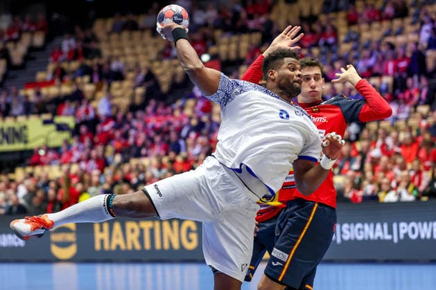 28.01.2026, Handball, Men s EHF EURO 2026, Spanien - Portugal, Jyske Bank Boxen in Herning, Dänemark, Main Round: Victor Manuel Iturriza Alvarez (Portugal 08) wirft den Ball auf das Tor vorbei an Ian Barrufet Torrebejano (Espania 80) Dänemark