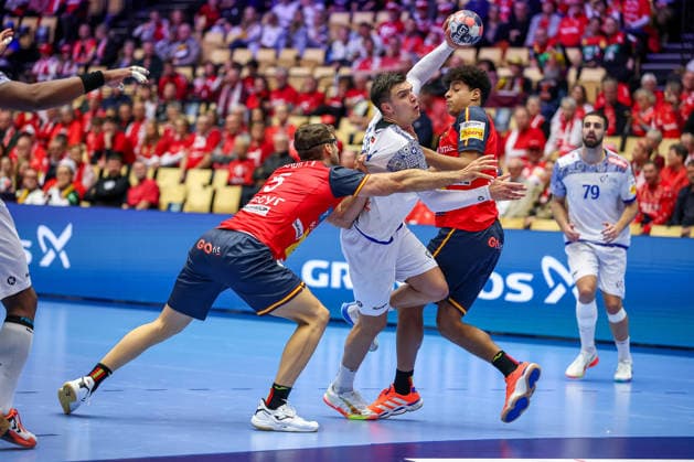 28.01.2026, Handball, Men s EHF EURO 2026, Spanien - Portugal, Jyske Bank Boxen in Herning, Dänemark, Main Round: Francisco Mota Costa (Portugal 26) wirft den Ball auf das Tor vorbei an Antonio Serradilla Cuenca (Espania 05) Marcos Fis Ballester (Espania 22) Dänemark