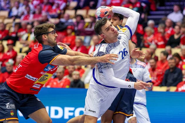 28.01.2026, Handball, Men s EHF EURO 2026, Spanien - Portugal, Jyske Bank Boxen in Herning, Dänemark, Main Round: Francisco Mota Costa (Portugal 26) wirft den Ball auf das Tor vorbei an Antonio Serradilla Cuenca (Espania 05) Marcos Fis Ballester (Espania 22) Dänemark