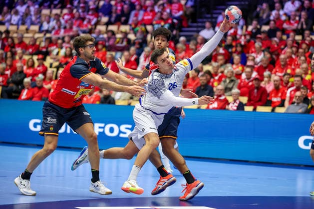28.01.2026, Handball, Men s EHF EURO 2026, Spanien - Portugal, Jyske Bank Boxen in Herning, Dänemark, Main Round: Francisco Mota Costa (Portugal 26) wirft den Ball auf das Tor vorbei an Antonio Serradilla Cuenca (Espania 05) Marcos Fis Ballester (Espania 22) Dänemark